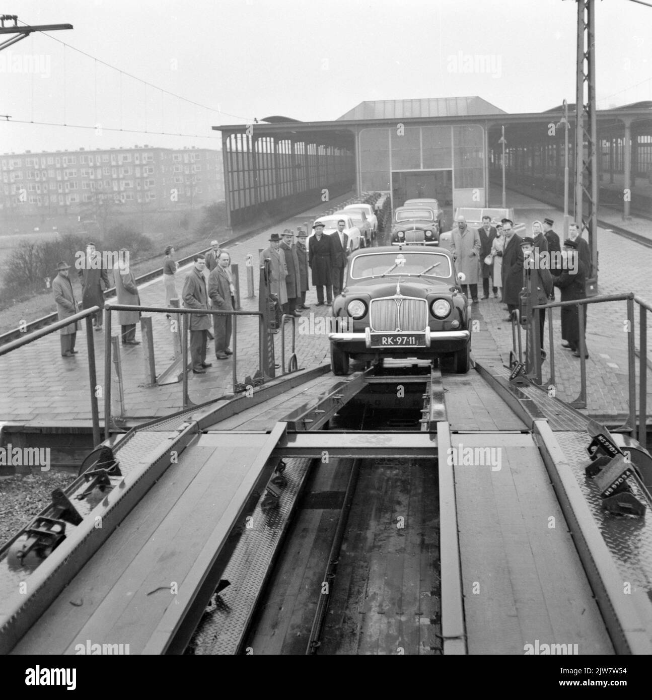 Immagine del parcheggio di un'auto a doppia copertura dall'Autoslaaptrein sulla stazione N.S. Amsterdam-Amstel di Amsterdam. Foto Stock