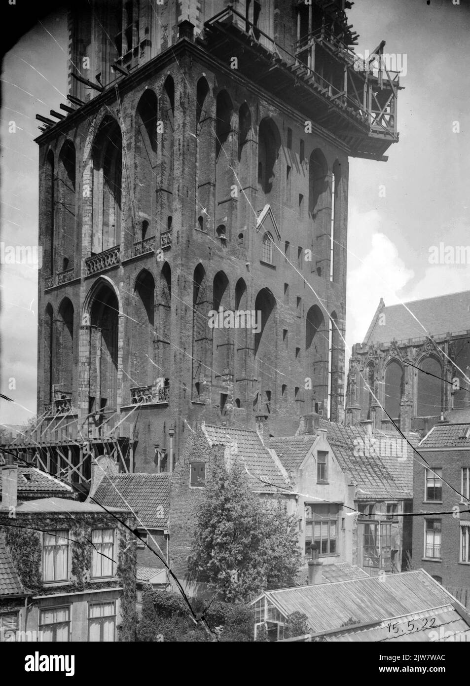 Vista sulla piazza inferiore della Torre Dom (Domplein) di Utrecht, durante il restauro della torre; in primo piano una serra del vivaio Flora's Hof. Foto Stock