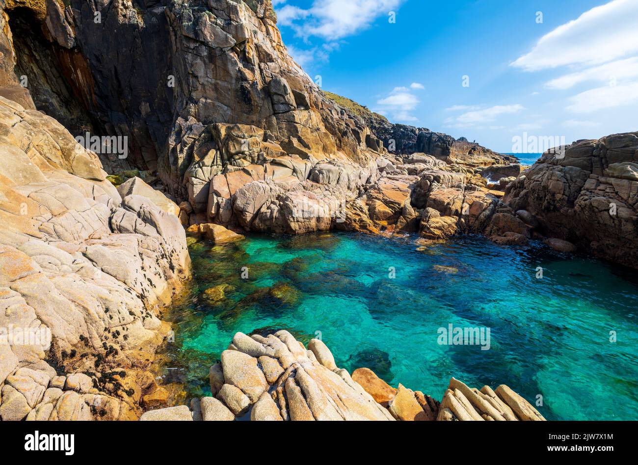 Le fantastiche piscine rocciose della spiaggia di Rinsey. Piscine di acqua tropicale limpida, ideali per nuotare nella natura selvaggia. Foto Stock