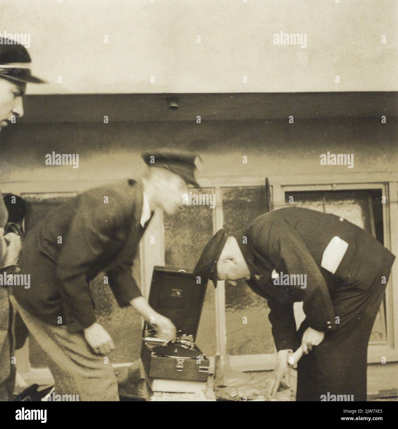 Immagine di G.W. ('Will') Röhner, capo del dipartimento maschile (a sinistra) e G.C. van de Bergh, capo del dipartimento femminile dell'Utrechtsche Gymnastiek- en Screen Association Bato, durante il torneo di ginnastica nello stadio Jubel di Bruxelles presso un giocatore portatile di grammatica.n.b. Le feste di ginnastica sono state organizzate a causa del 70° anniversario della Royal Belgian Turnbond e si sono svolte dal 19 al 23 luglio nello Stadio Jubel (in seguito Stadio Heysel e poi Stadio King Baudouin). Foto Stock