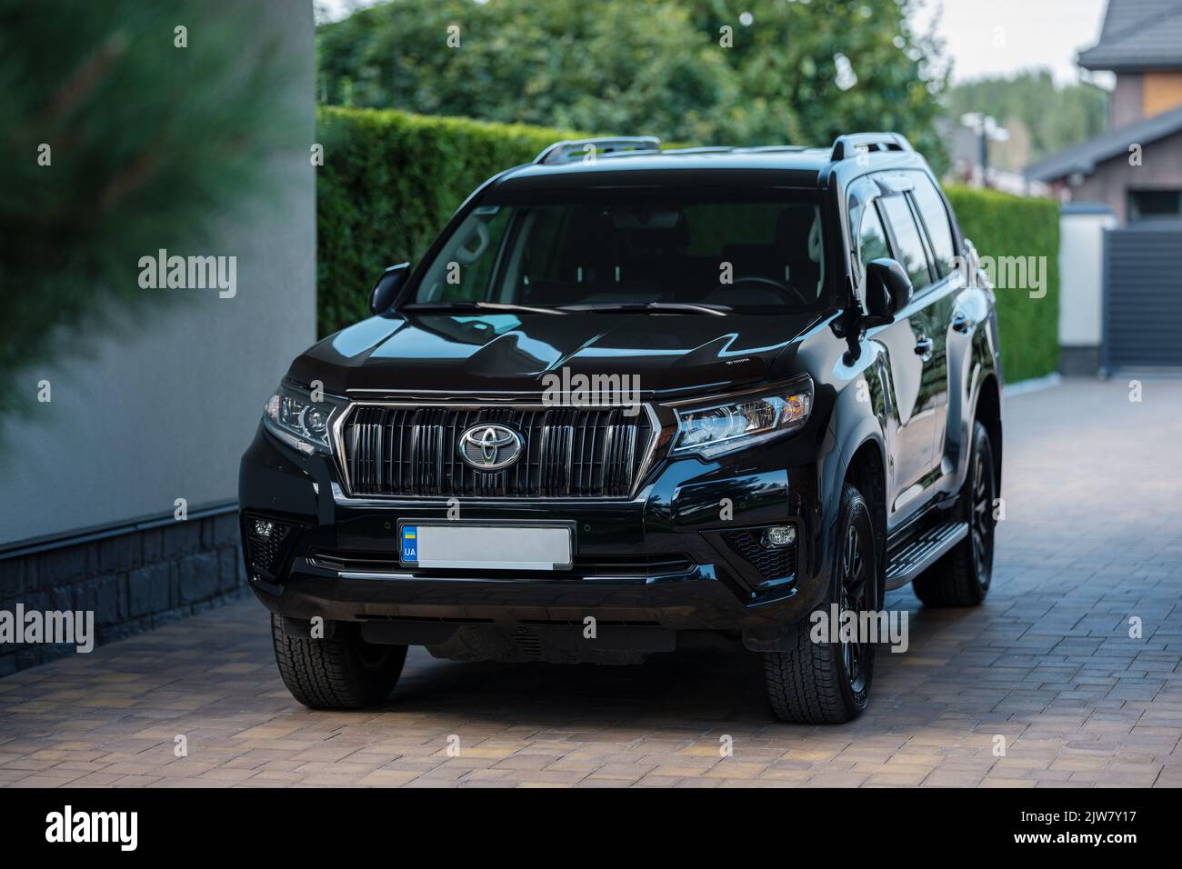 Kiev, Ucraina - 23th 2022 agosto: Toyota Land Cruiser Prado di colore nero Foto Stock