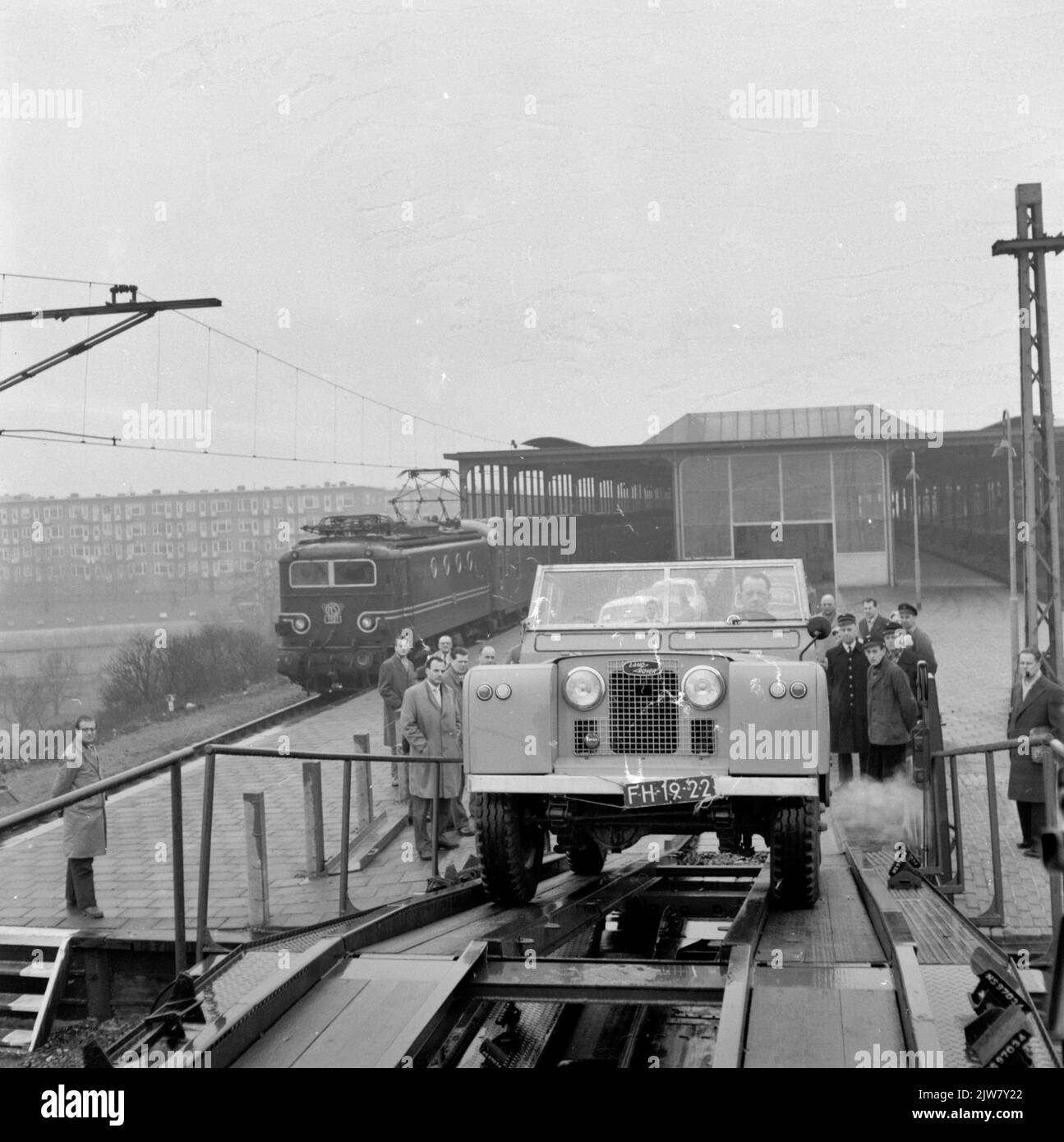 Immagine del parcheggio di un'auto a doppia copertura dall'Autoslaaptrein sulla stazione N.S. Amsterdam-Amstel di Amsterdam. A sinistra un treno trainato dal Locomtief elettrico n° 1121 (serie 1100) del N.S. Foto Stock