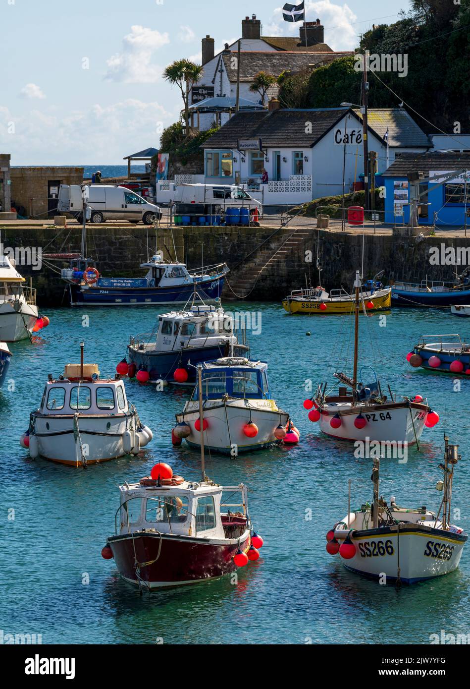 Probabilmente il miglior pub del mondo. Lo Ship inn Porthleven, uno dei pub più antichi e più belli della Cornovaglia. Foto Stock