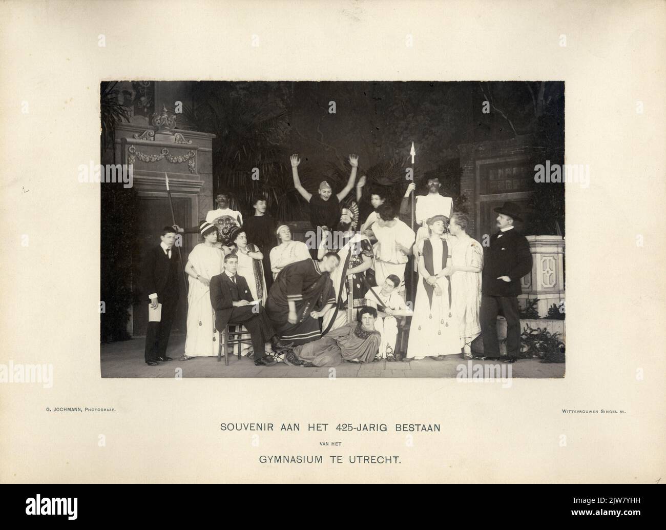 Ritratto dei giocatori, degli studenti del Stedelijk Gymnasium di Utrecht, e dei direttori nella grande sala dell'edificio Tivoli (Kruisstraat 1) di Utrecht, dopo l'esibizione del Glorioso delle miglia Slegspel di Plautus al 425th° anniversario della scuola. Foto Stock