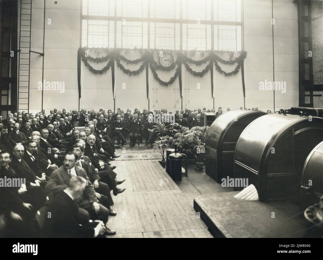 Immagine degli ospiti nella sala macchine del Centro elettrico del Pegus (Provinciale e Municipale Utrecht Stream Liver Company, Keulsekade 189) a Utrecht durante la solenne messa in servizio. Foto Stock