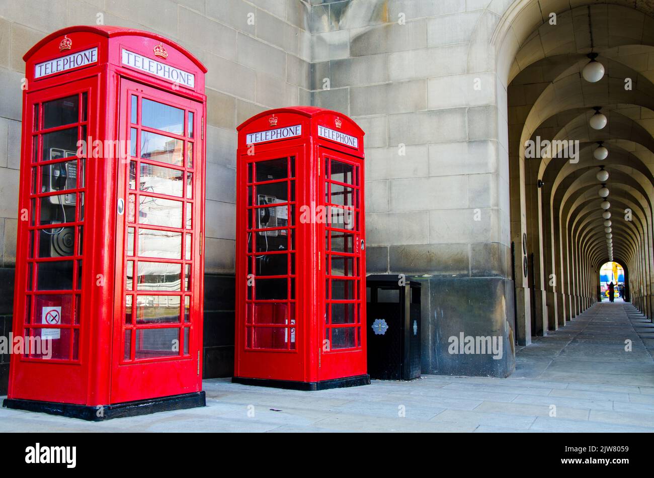 Telefoni britannici boothes e archi Manchester UK Foto Stock