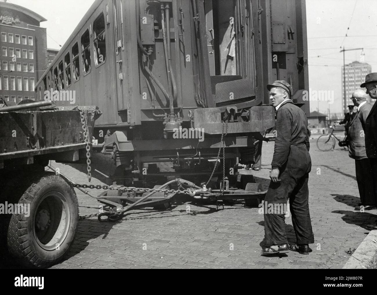 Immagine del trasporto di una carrozza di un treno elettrico danneggiato durante la guerra. 1940 (n. 305?) Del N.S. In camion dalla compagnia di trasporti Wassink in Amersfoort, per una mostra all'Ahoy-Hallen di Rotterdam. Foto Stock