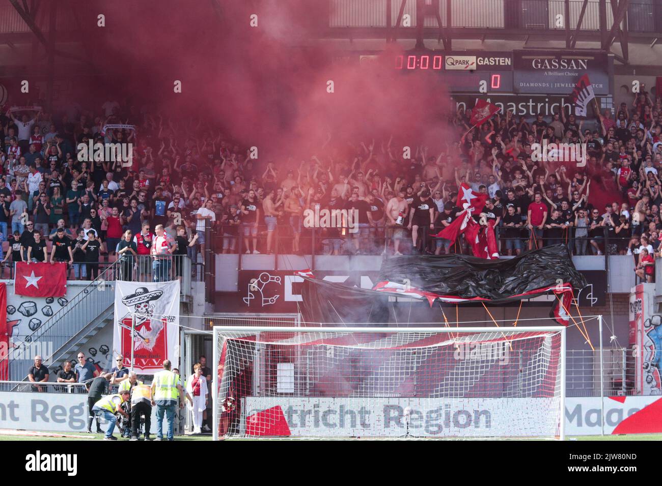 MAASTRICHT, PAESI BASSI - SETTEMBRE 4: Tifosi MVV durante la partita olandese di Keukenkampioendivisie tra MVV e Roda JC allo Stadion de Geusselt il 4 settembre 2022 a Maastricht, Paesi Bassi (Foto di Frank Kerbusch/Orange Pictures) Foto Stock