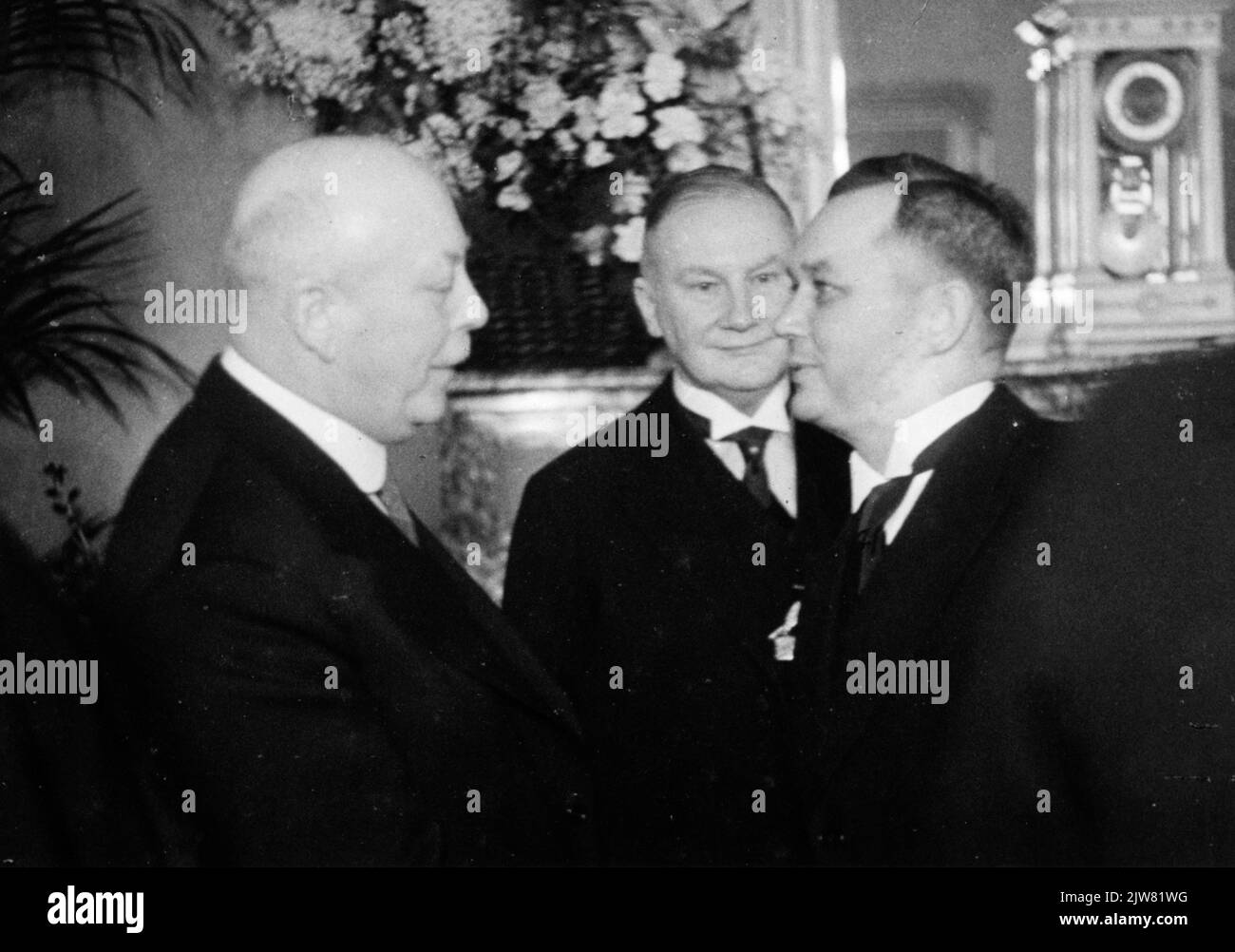 Immagine di ir. A.J.. Boland, direttore N.V. Spoorwegbedrijf (2nd di destra) e Van Doesburg (estrema destra) per conto del Contraente Olandese e Patroni Bond (N.A.P.D.), che trasferiscono le loro congratulazioni alla direzione della N.V. Maatschappij per la produzione e la consegna di materiali da costruzione degli eredi del viaggio durante l'anniversario di entrambi i 50 anni di esistenza di Legal Form N.V. come il 120th ° anniversario della società. Foto Stock