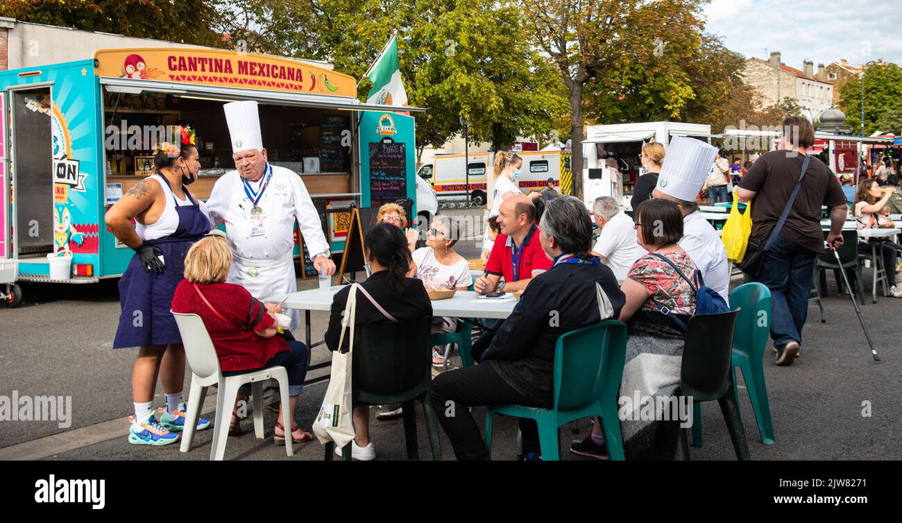 Saint-Maur-des-Fosses, Francia - 11 settembre 2021: I famosi chef francesi parlano con i visitatori e i proprietari di camion alimentari al festival annuale dei camion alimentari. Foto Stock