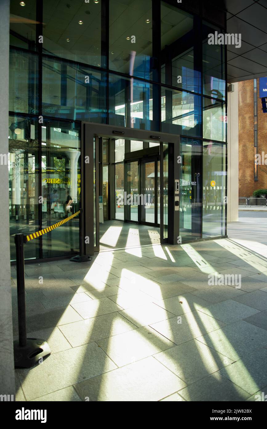 Dalla facciata in vetro al moderno edificio degli uffici. Foto Stock
