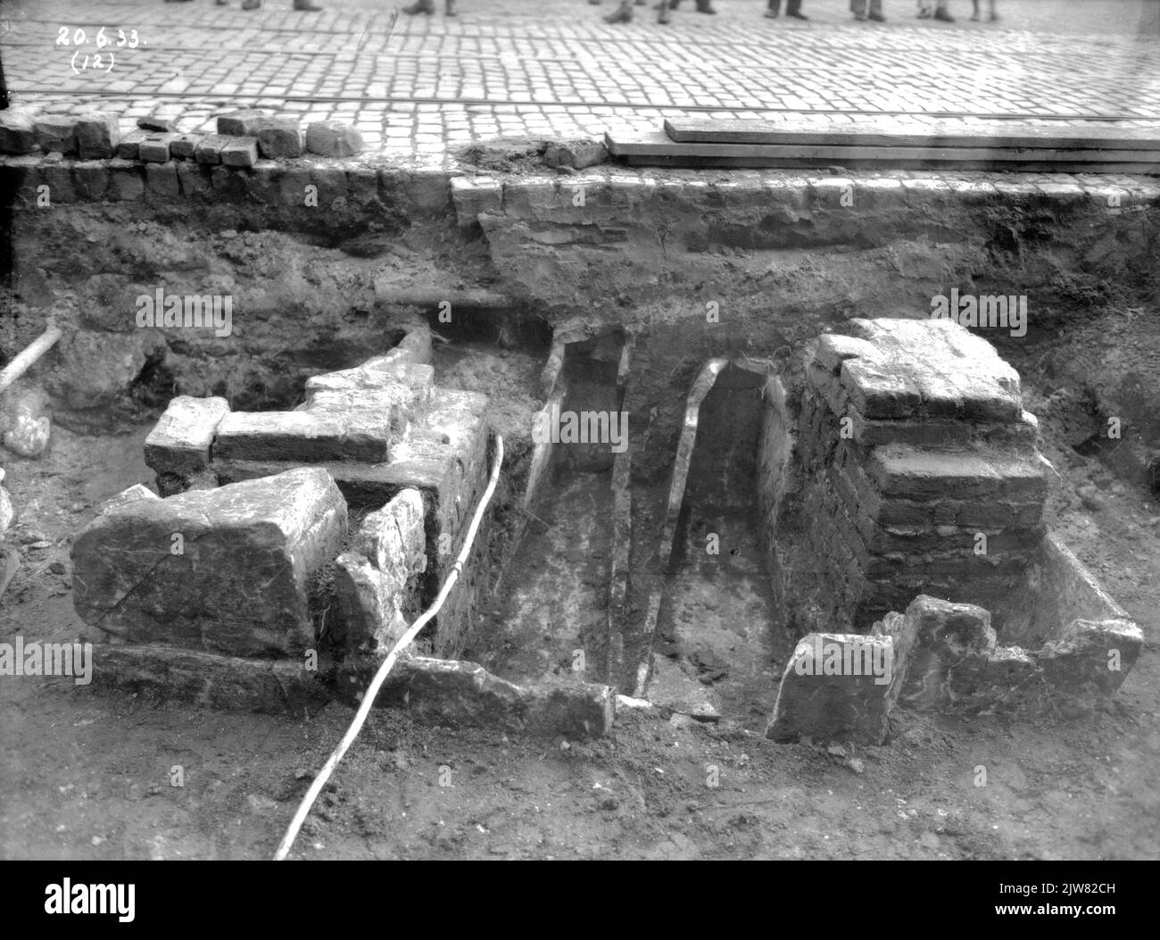 Immagine di un pozzo durante lo scavo archeologico a Domplein a Utrecht. Foto Stock