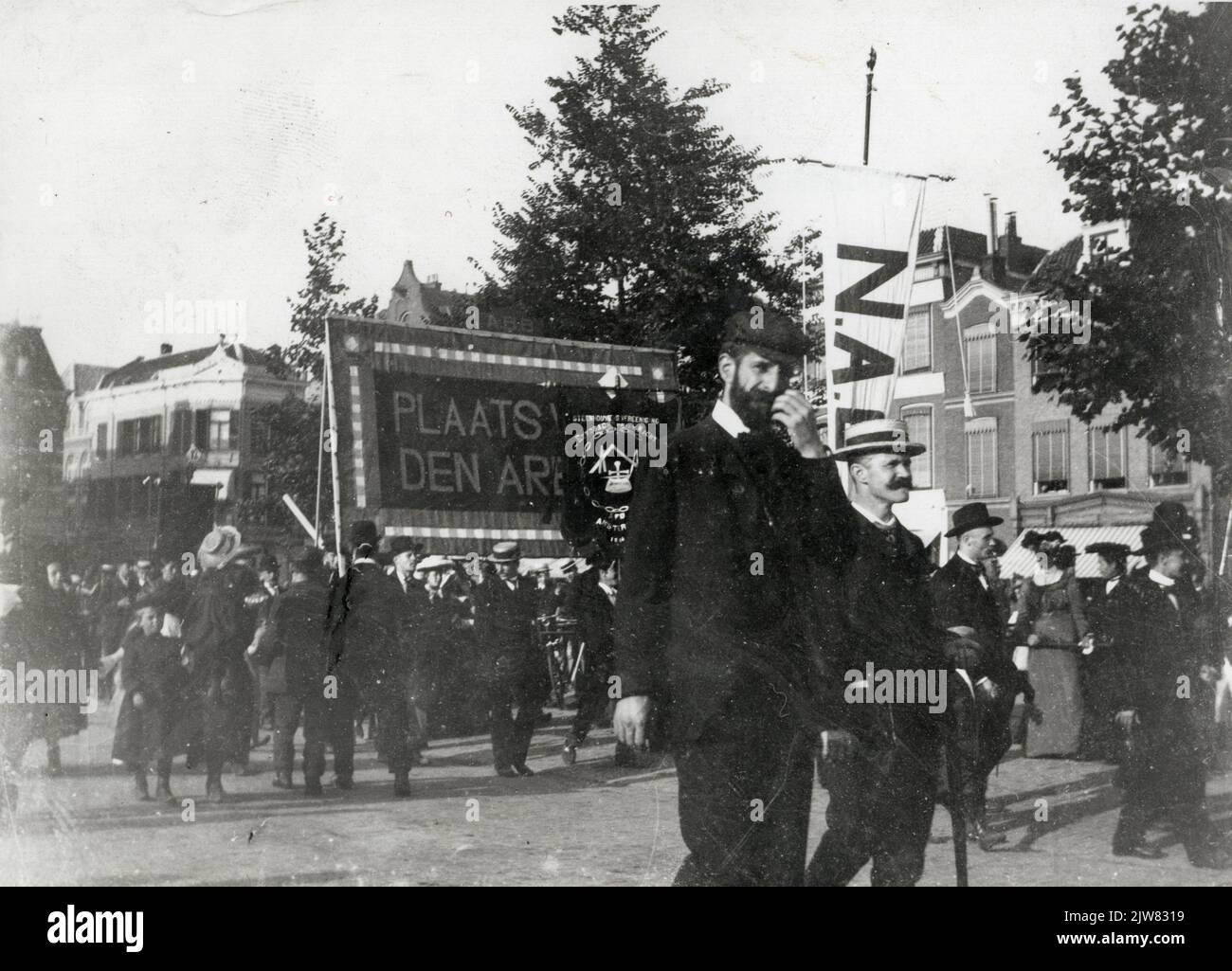 Facciata in Zadelstraat a Utrecht, dalle Mariaplaats, con la casa d'angolo Zadelstraat 38 sulla destra; sullo sfondo la torre del Duomo durante i lavori di restauro. Foto Stock