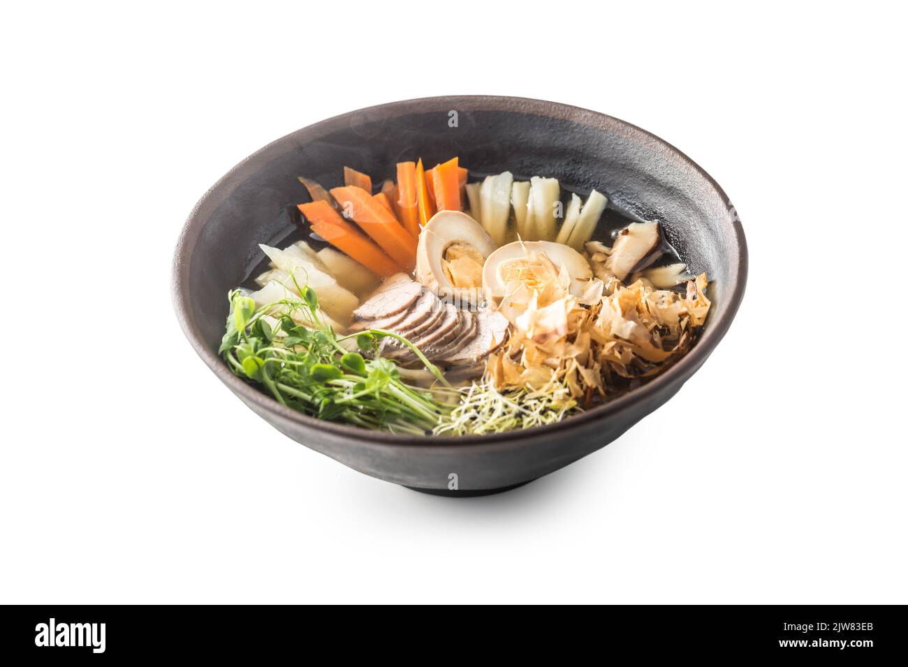 Tradizionale zuppa giapponese Ramen in ciotola isolato su bianco. Foto Stock