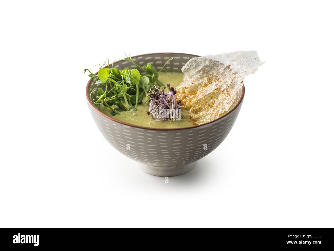 Tradizionale zuppa giapponese Edamame in ciotola isolato su bianco. Foto Stock