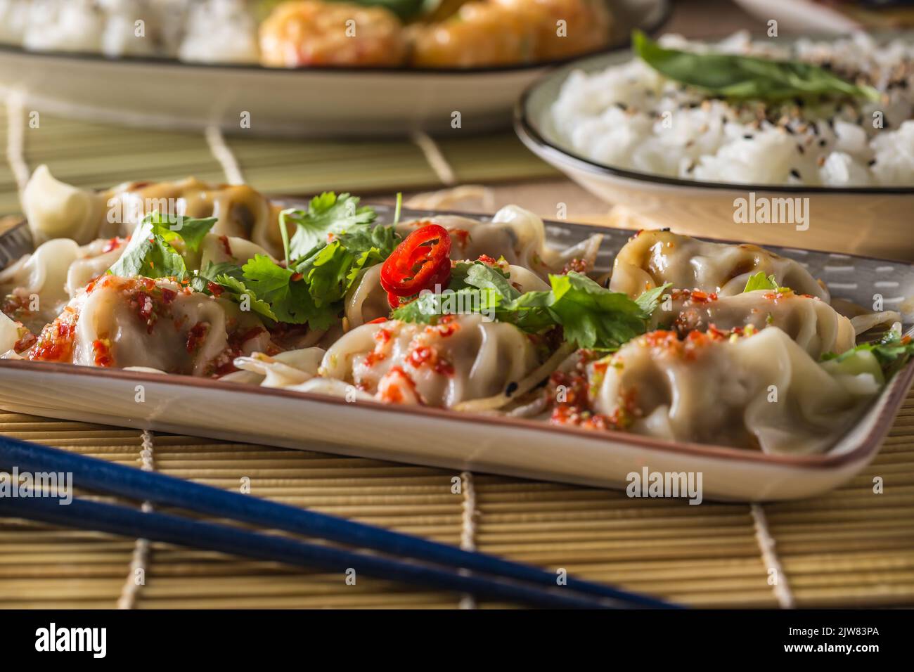 Gnocchi giapponesi Gyoza farcito di carne di pollo o verdure con peperoncino ed erbe aromatiche. Foto Stock