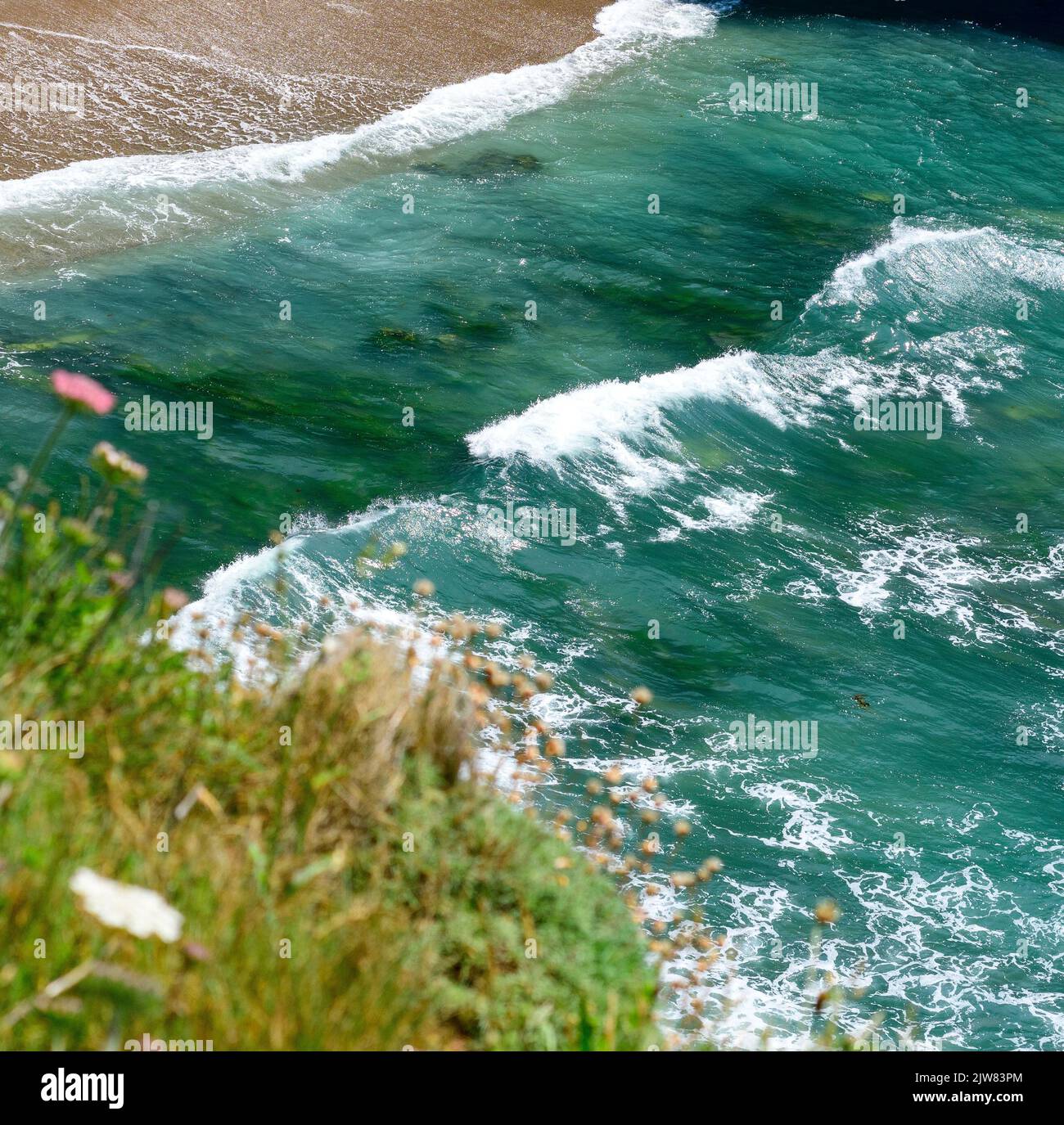 Immagini aeree della spiaggia di Porthleven. Impronte di piedi nella sabbia e insenature dalla scogliera. Foto Stock