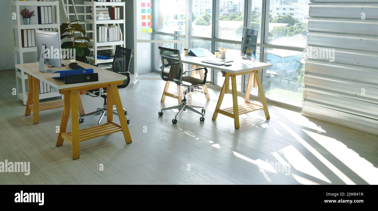 sala ufficio con servizi business per meeting e schermo televisivo con luce solare mattutina Foto Stock