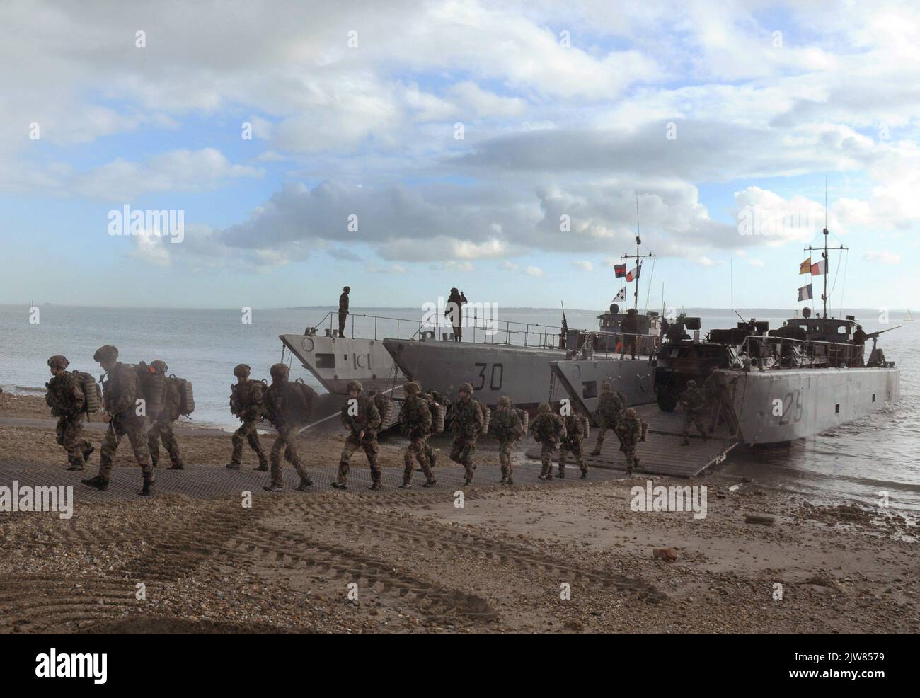 L'ASSALTO FRANCESE INVADE LA SPIAGGIA A BROWNDOWN, HAMPSHIRE. PIC MIKE WALKER, 2013 Foto Stock
