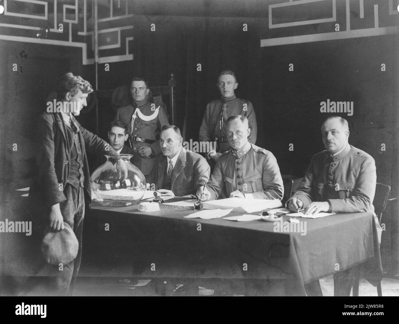 Immagine di un residente di Utrecht registrato per la coscrizione 1929, in una delle sale del Palazzo delle Arti e delle Scienze (Mariaplaats 27) a Utrecht, che dura un biglietto della lotteria per determinare se sarà chiamato per la coscrizione. N.B. per il lotto 1929, 1465 persone sono state scritte a Utrecht, 432 delle quali sono state abbandonate in modo che 1033 sono rimaste per il pareggio. Foto Stock