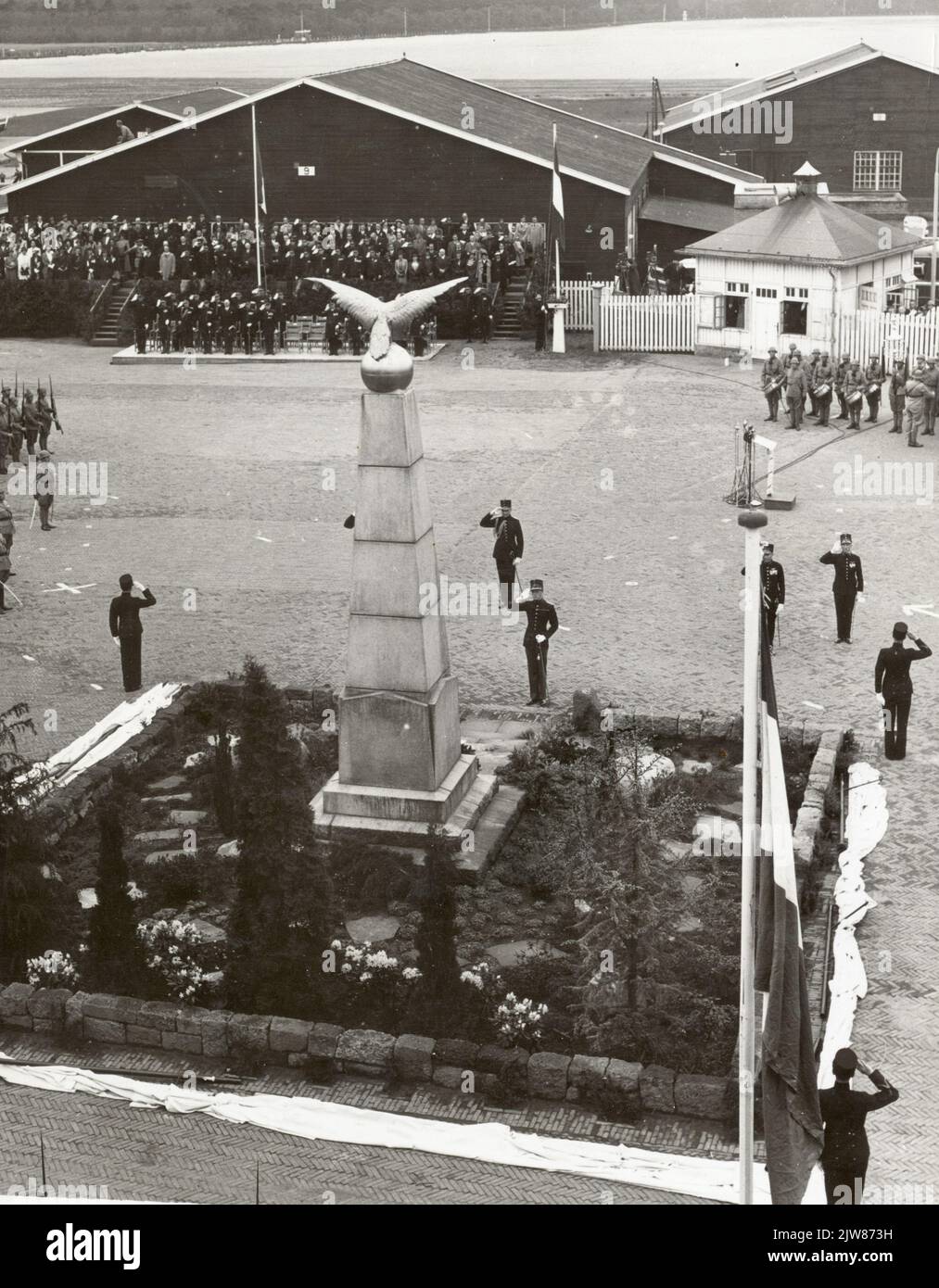 Immagine della commemorazione del 25th° anniversario del Dipartimento dell'Aviazione presso la base aerea di Soesterberg a Soesterberg (comune di Soest) il 1 luglio 1938: Truppe e cittadini si sono insediati durante la corona di morte di Z.K.H. Principe Bernhard. Con alcuni capannoni di aerei. Foto Stock