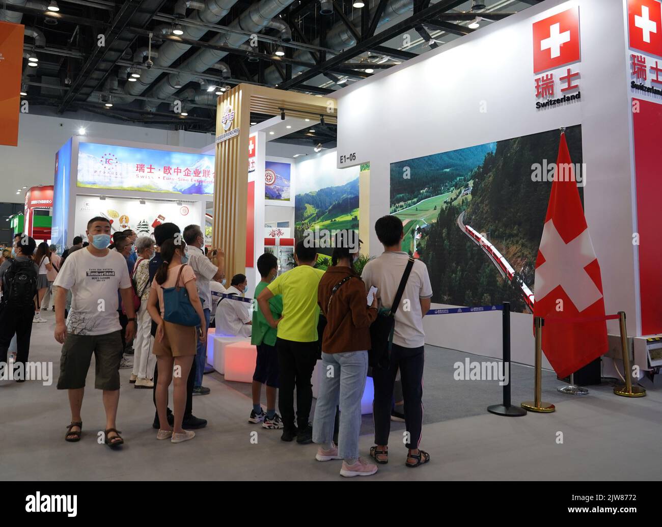(220904 2022) -- PECHINO, 4 settembre 2022 (Xinhua) -- le persone visitano lo stand della Svizzera al Centro Nazionale Congressi Cinese durante la Fiera Internazionale del Commercio dei servizi (CIFTIS) di Pechino, capitale della Cina, 4 settembre 2022. Un totale di 71 paesi e organizzazioni internazionali partecipano al CIFTIS 2022 tenutosi a Pechino dal 31 agosto al 5 settembre. Il CIFTIS di quest'anno, intitolato "cooperare per uno sviluppo migliore, innovare per un futuro più ecologico", prevede una maggiore internazionalizzazione con la partecipazione di oltre 2.400 aziende, tra cui oltre 400 aziende Global Fortune 500 e. Foto Stock