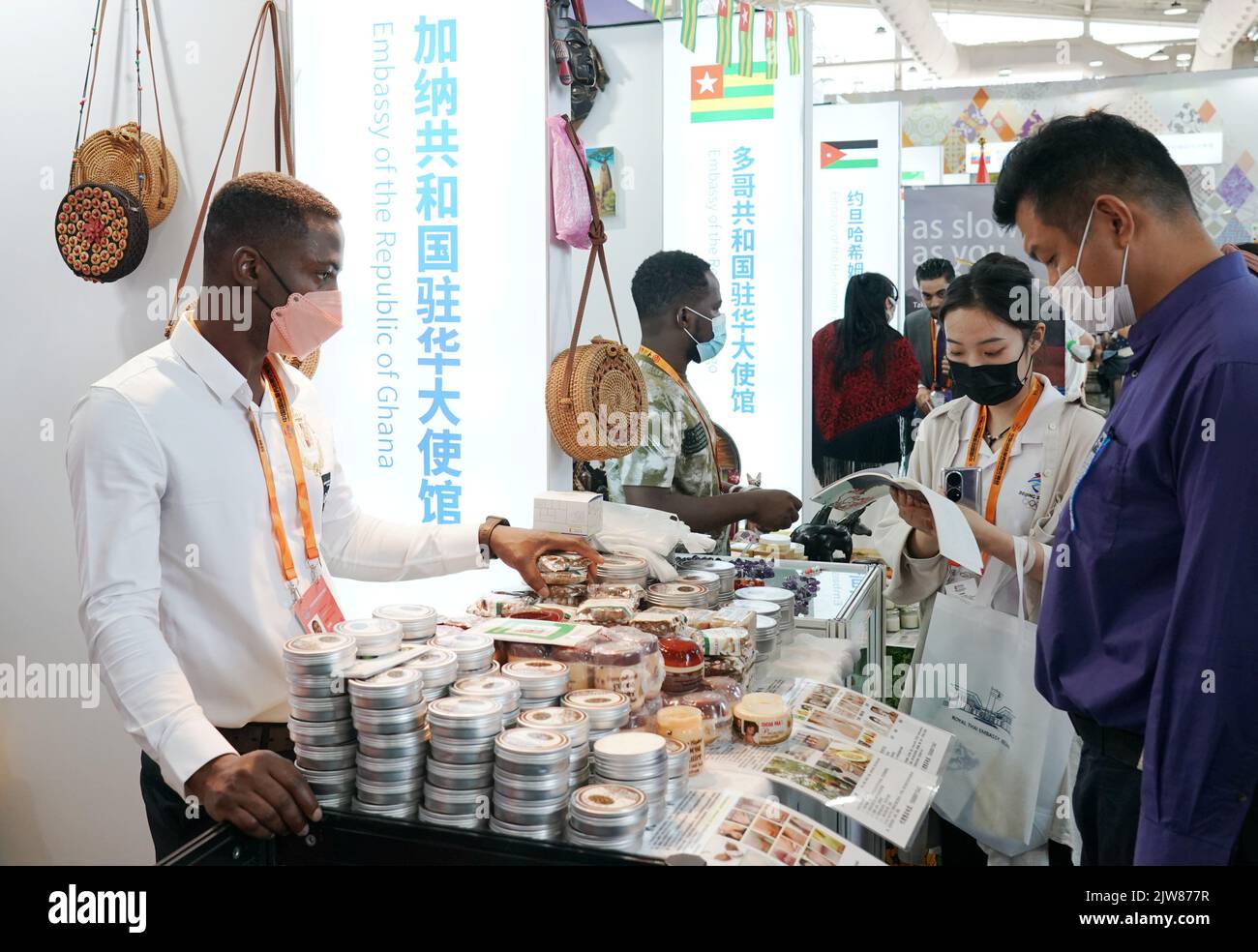 (220904) -- PECHINO, 4 settembre 2022 (Xinhua) -- la gente impara circa i prodotti dai paesi differenti durante una mostra dei servizi culturali e di turismo al parco di Shougang durante la fiera internazionale cinese 2022 per il commercio dei servizi (CIFTIS) a Pechino, capitale della Cina, 1 settembre 2022. Un totale di 71 paesi e organizzazioni internazionali partecipano al CIFTIS 2022 tenutosi a Pechino dal 31 agosto al 5 settembre. Il CIFTIS di quest'anno, intitolato "cooperare per uno sviluppo migliore, innovare per un futuro più ecologico", presenta una maggiore internazionalizzazione con la partecipazione di più di 2.400 aziende, i Foto Stock