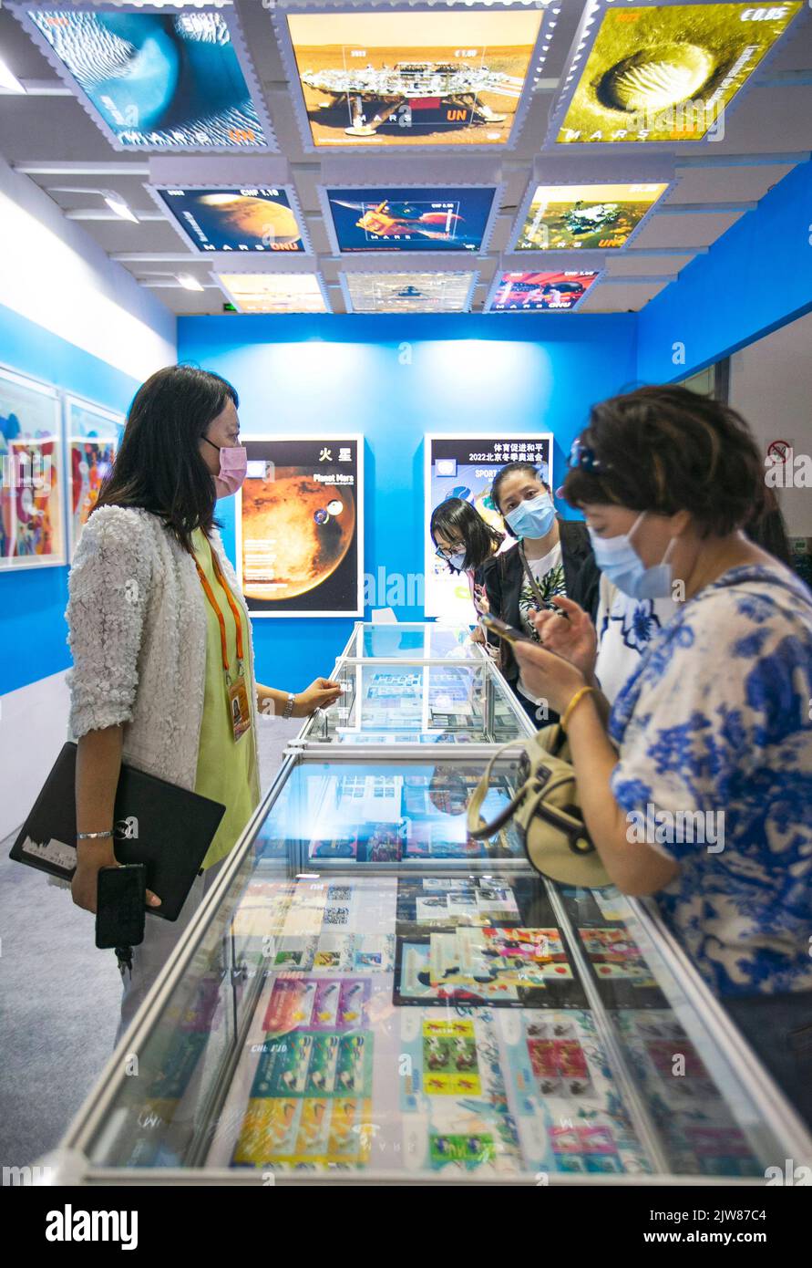 (220904) -- PECHINO, 4 settembre 2022 (Xinhua) -- le persone visitano lo stand dell'Amministrazione postale delle Nazioni Unite (UNPA) presso il Centro Nazionale Congressi Cinese durante la 2022 Fiera Internazionale Cinese del Commercio dei servizi (CIFTIS) a Pechino, capitale della Cina, 3 settembre 2022. Un totale di 71 paesi e organizzazioni internazionali partecipano al CIFTIS 2022 tenutosi a Pechino dal 31 agosto al 5 settembre. Il CIFTIS di quest'anno, intitolato "cooperare per uno sviluppo migliore, innovare per un futuro più ecologico", prevede una maggiore internazionalizzazione con la partecipazione di oltre 2.400 aziende, tra cui oltre Foto Stock