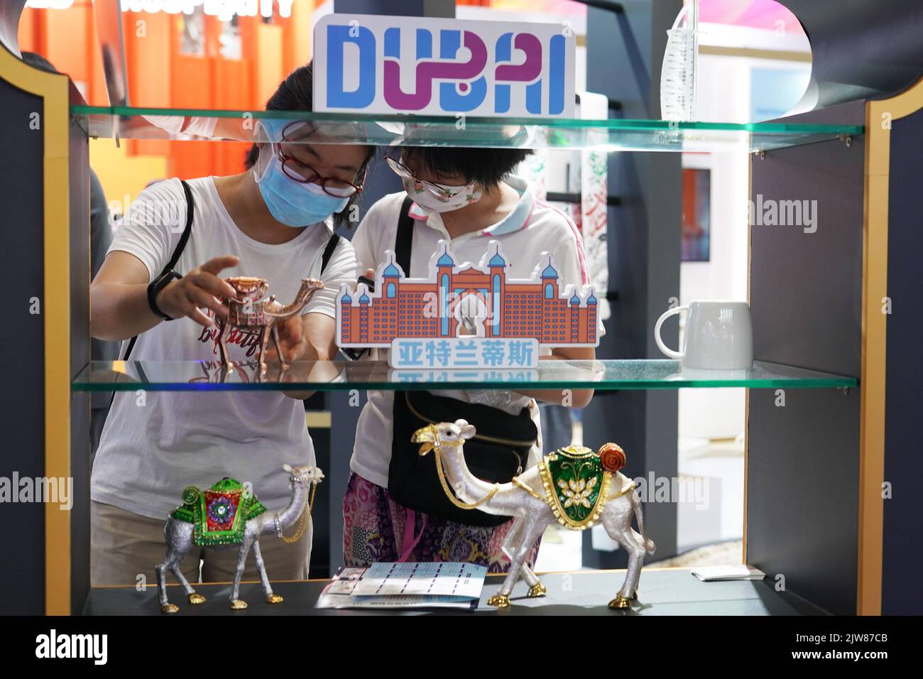 (220904) -- PECHINO, 4 settembre 2022 (Xinhua) -- le persone visitano lo stand degli Emirati Arabi Uniti (Emirati Arabi Uniti) presso il Centro Nazionale Congressi Cinese durante la 2022 Fiera Internazionale Cinese del Commercio dei servizi (CIFTIS) a Pechino, capitale della Cina, 4 settembre 2022. Un totale di 71 paesi e organizzazioni internazionali partecipano al CIFTIS 2022 tenutosi a Pechino dal 31 agosto al 5 settembre. Il CIFTIS di quest'anno, intitolato "cooperare per uno sviluppo migliore, innovare per un futuro più ecologico", prevede una maggiore internazionalizzazione con la partecipazione di oltre 2.400 aziende, tra cui oltre 400 Global Fortun Foto Stock