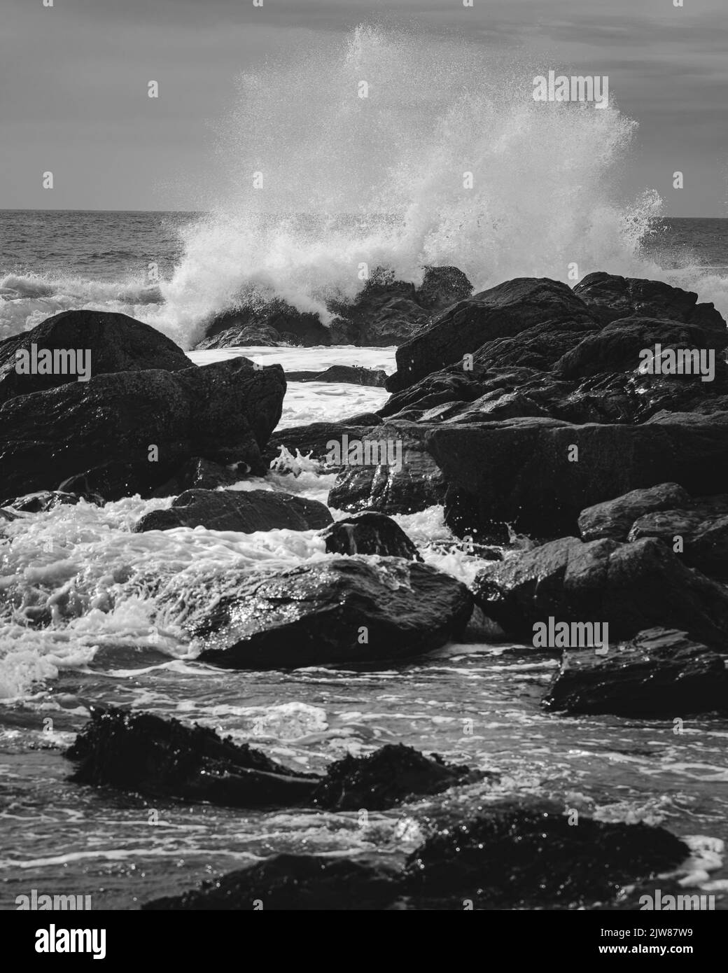 Onde che si infrangono sulle piscine rocciose di Church Cove. Foto Stock