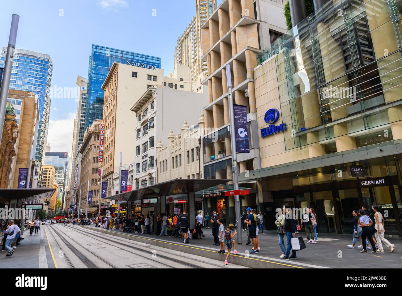 Sydney, Australia - 16 aprile 2022: George Street si affaccia verso nord con l'hotel Hilton e la stazione QVB Light Rail sulla destra in un giorno Foto Stock