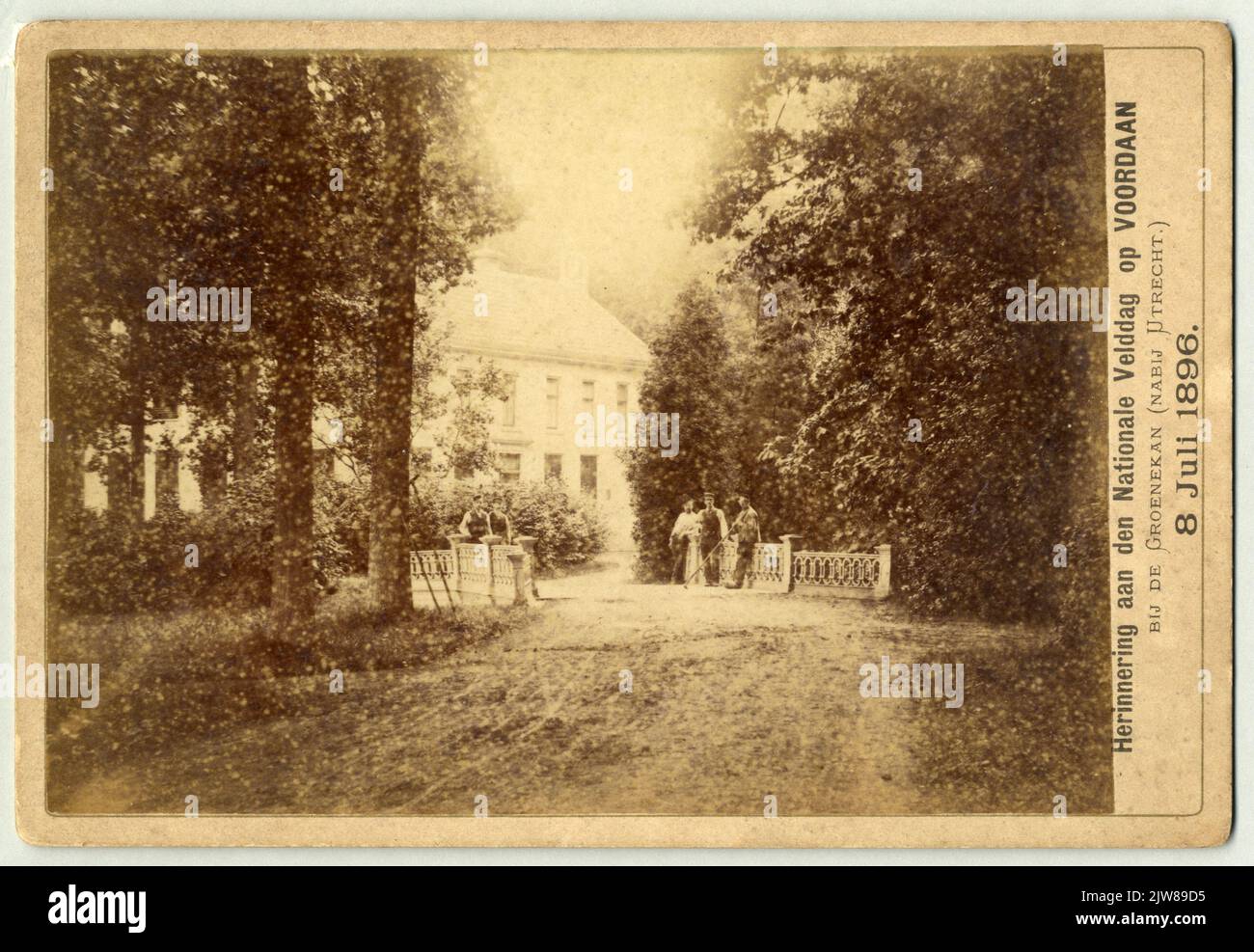 Vista nel giardino della tenuta Voordaan a Groenekan (comune di Maartensdijk) da sud-ovest, con la parte anteriore della casa sullo sfondo e un gruppo di giardinieri sul Singelbrug.n.b. La foto è stata pubblicata in memoria della Giornata Nazionale del campo a Voordaan il 8 luglio 1896.N.B. Il comune di Maartensdijk è stato aggiunto al comune di De Bilt il 1 gennaio 2001. Foto Stock