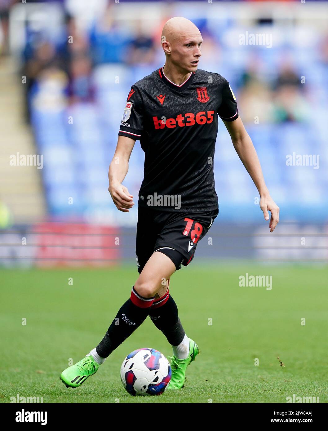 Will Smallbone di Stoke City in azione durante la partita del campionato Sky Bet allo stadio Select Car Leasing di Reading. Data immagine: Domenica 4 settembre 2022. Foto Stock