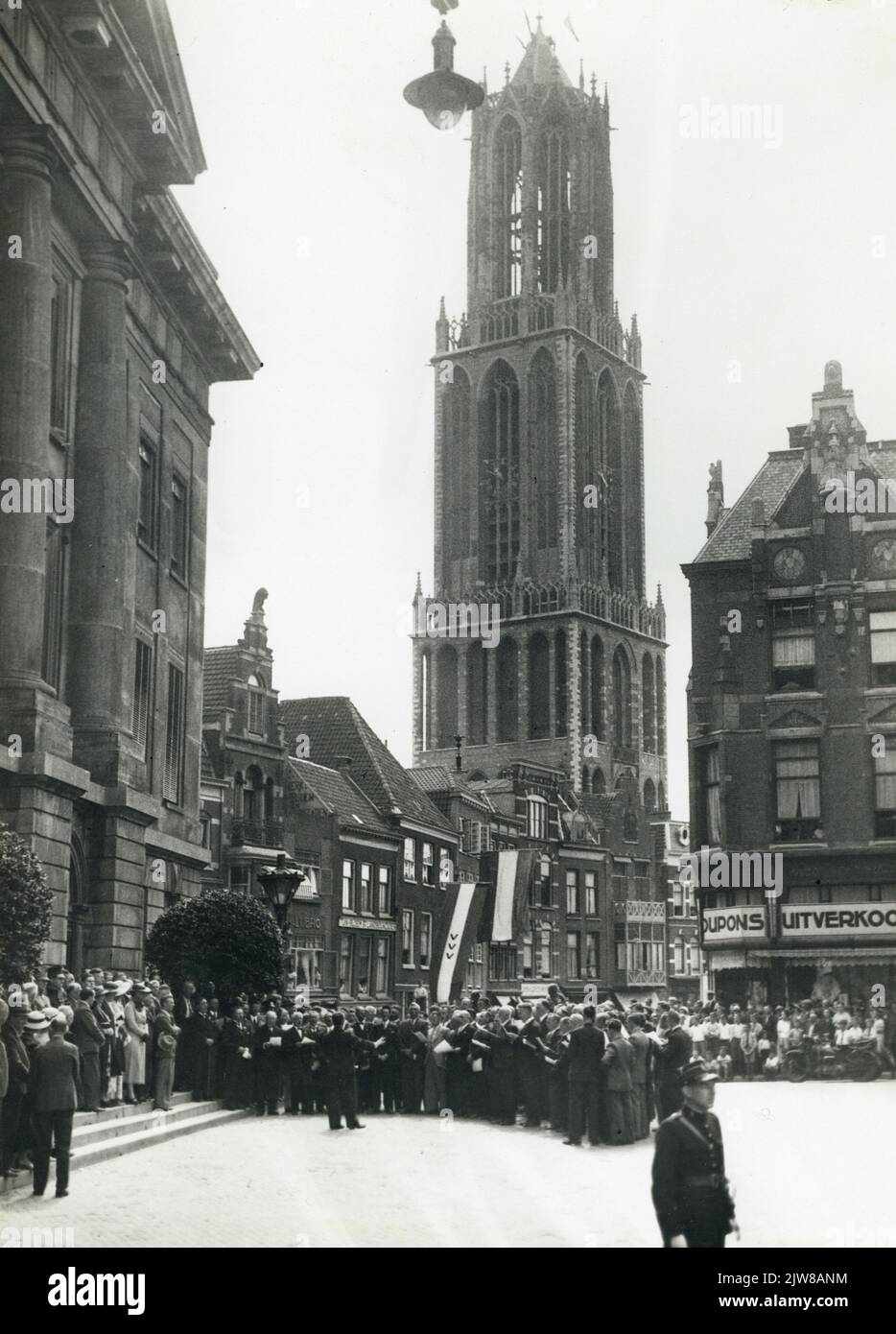 Immagine di un gruppo di cantanti, composto da 6 cori maschi Utrecht, che suonano lo Stedelied, tra le altre cose, presso la città Huisbrug di Utrecht all'apertura del V.V.V. Settimana; all'atterraggio, tra gli altri, il sindaco Sig.dr. Vai via. Ter Pelkwijk. Foto Stock
