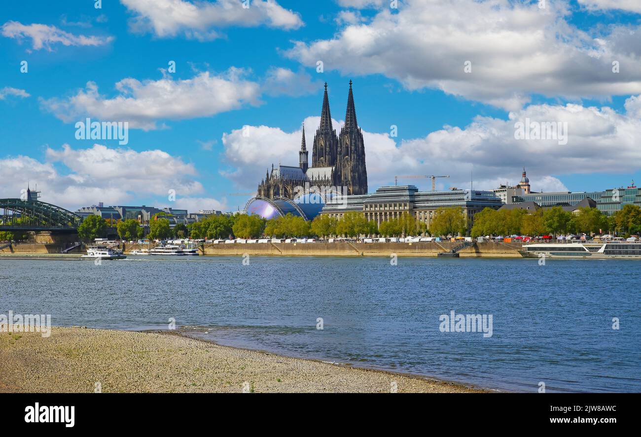 Colonia, Germania - Luglio 9. 2022: Vista sul fiume reno sulle torri del duomo gotico e sulla cupola musicale in estate Foto Stock