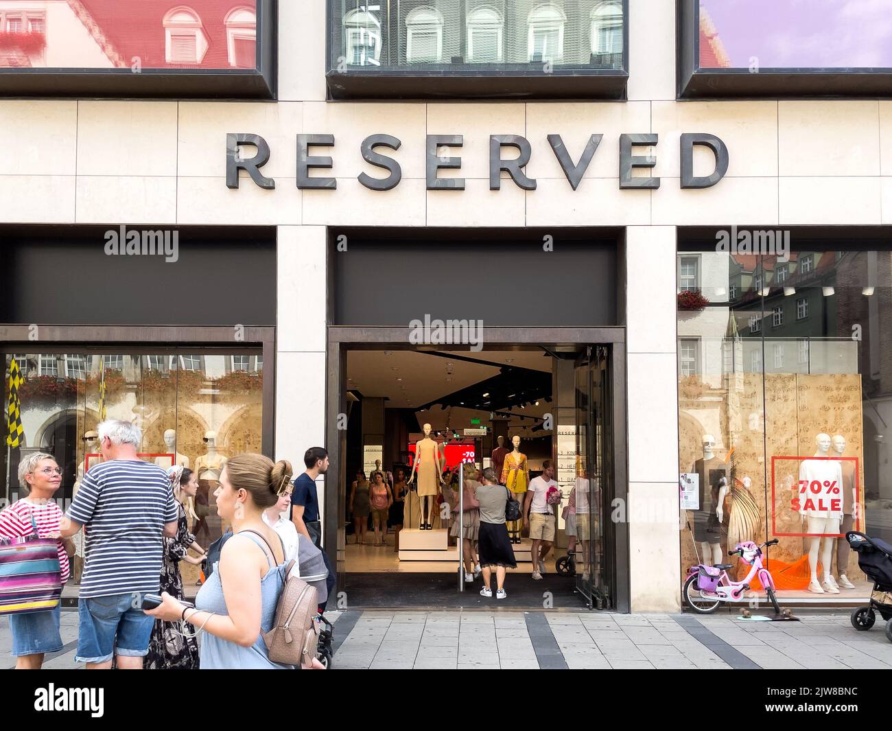 Cartello riservato presso un negozio riservato nel centro di Monaco Foto Stock