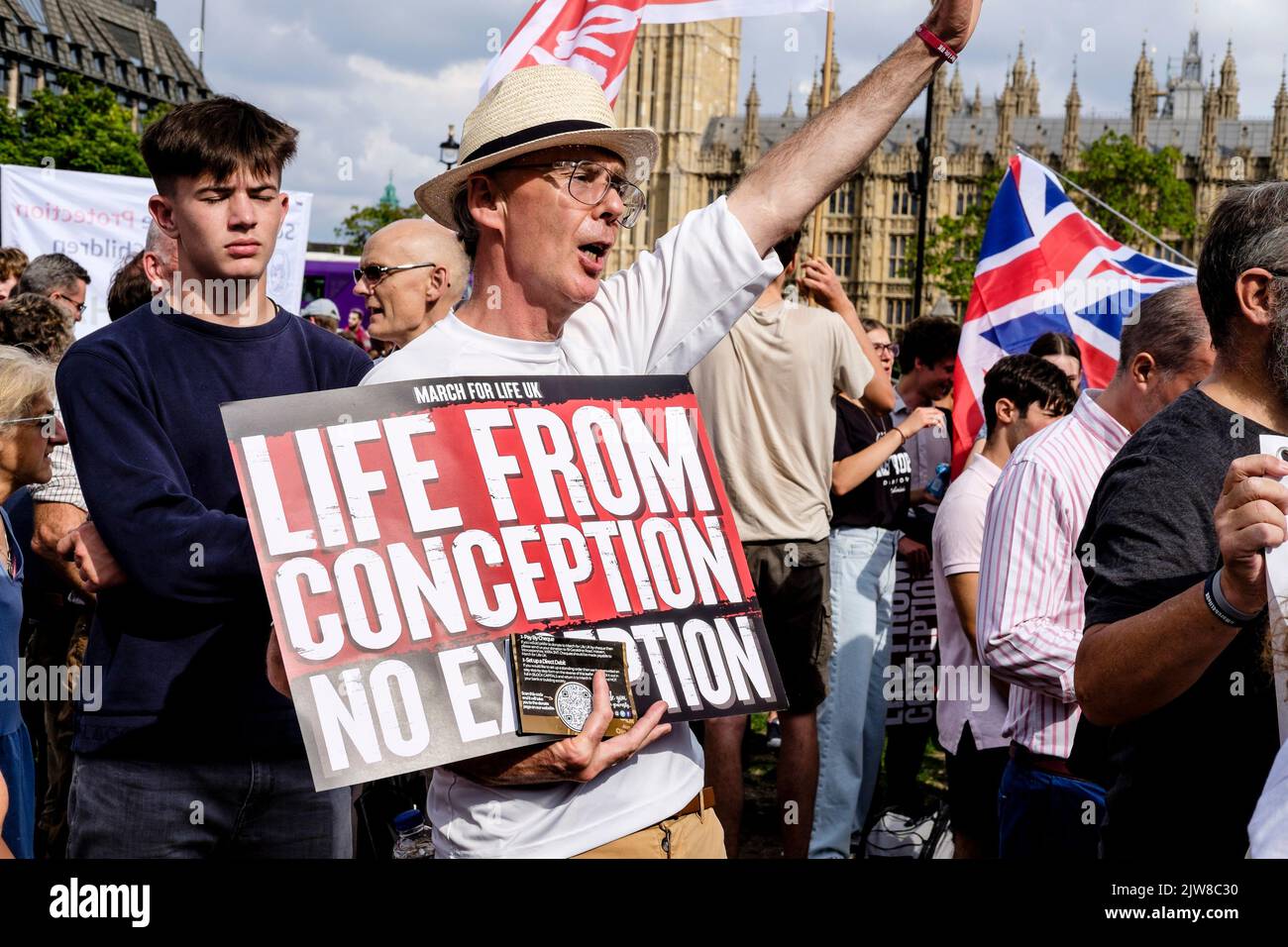 Londra, Regno Unito. 3 settembre 2022. I membri dei gruppi anti-aborto si radunano in Parliament Square, Westminster, a seguito di una "marcia per la vita" annuale nel centro di Londra. I sostenitori dell’aborto a favore della scelta si riuniscono anche per esprimere la loro opposizione al movimento anti-aborto. Nella foto: Il messaggio centrale degli attivisti anti-aborto di Life from Conception, nessuna eccezione in mostra al rally. Foto Stock