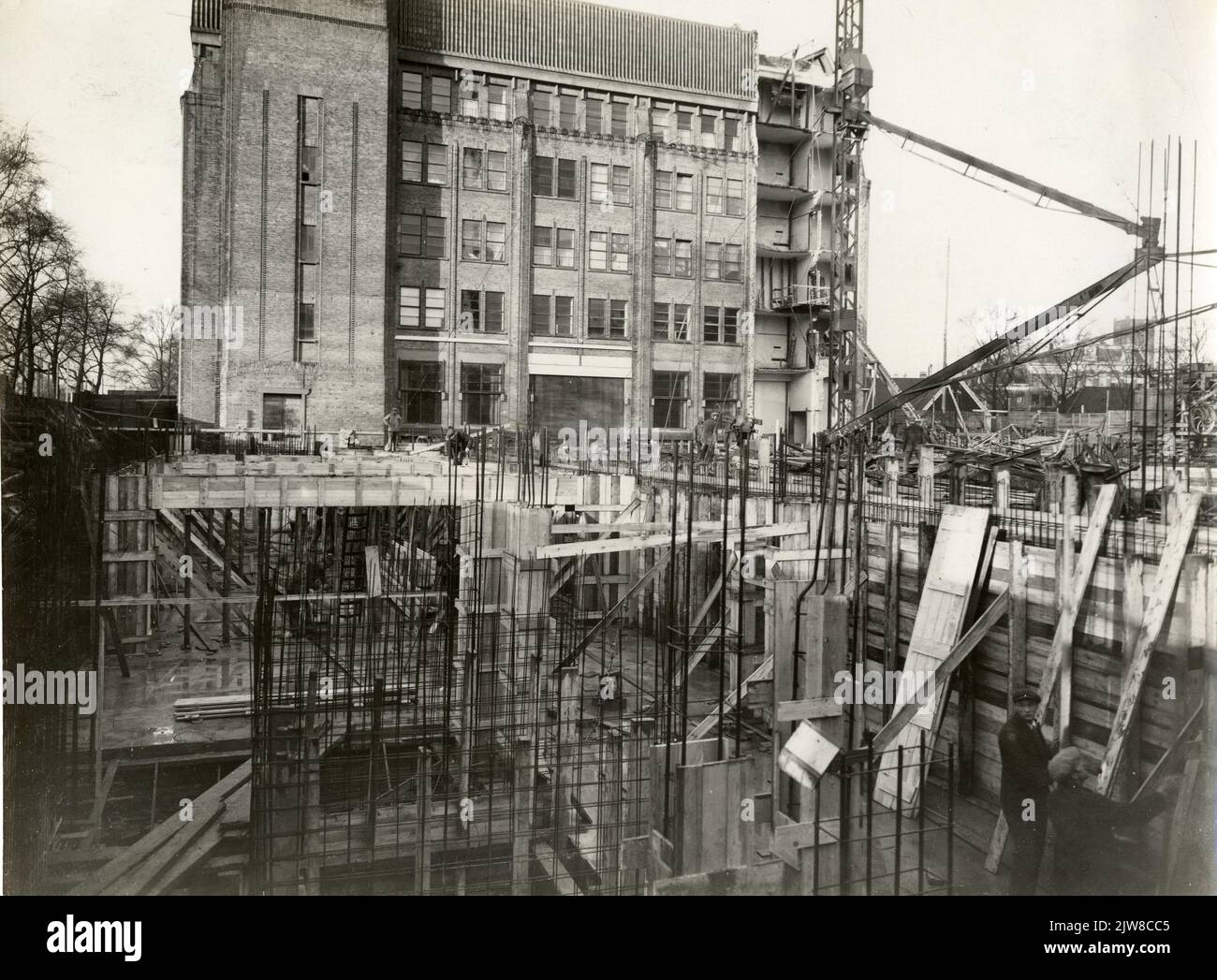 Vista del secondo edificio Jaarbeurs su Vredenburg a Utrecht in costruzione, con la parete laterale del primo edificio Jaarbeurs sullo sfondo. Foto Stock