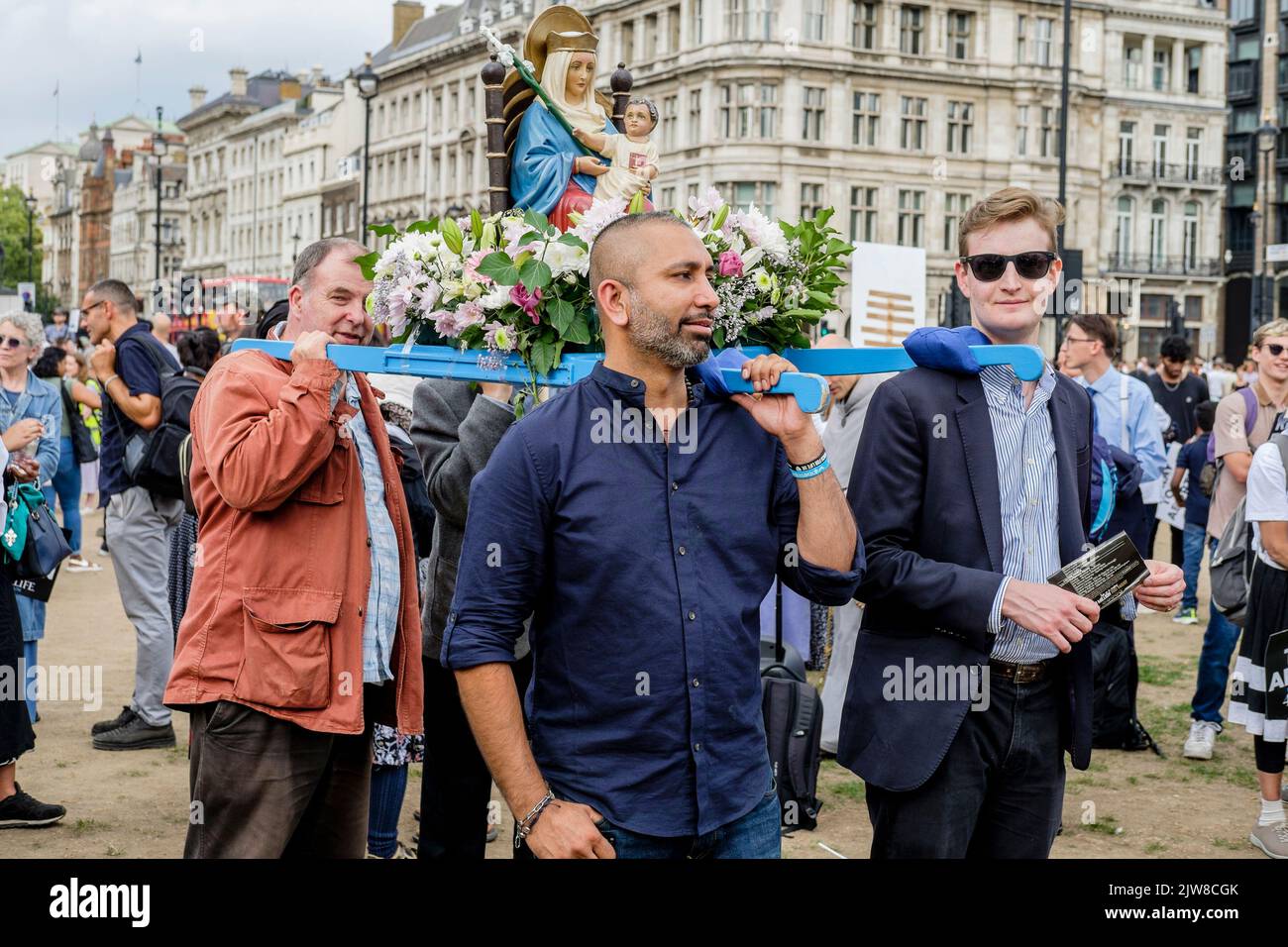 Londra, Regno Unito. 3 settembre 2022. I membri dei gruppi anti-aborto si radunano in Parliament Square, Westminster, a seguito di una "marcia per la vita" annuale nel centro di Londra. I sostenitori dell’aborto a favore della scelta si riuniscono anche per esprimere la loro opposizione al movimento anti-aborto. Nella foto: Gli attivisti anti-aborto portano una figura di Madonna e bambino nel rally di marcia per la vita a Parliament Square, Londra. Foto Stock