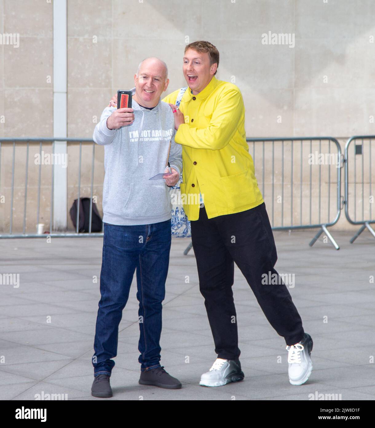 Londra, Inghilterra, Regno Unito. 4th Set, 2022. Il comico JOE LYCETT è visto fuori dalla BBC come appare sul programma televisivo Domenica con Laura Kuenssberg. (Credit Image: © Tayfun Salci/ZUMA Press Wire) Foto Stock