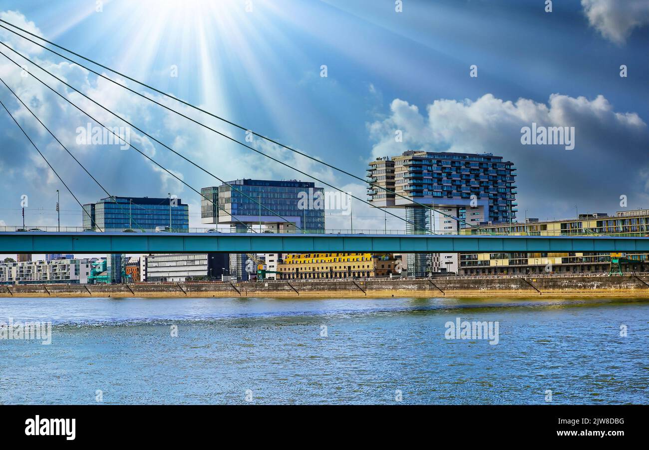 Colonia (Kranhäuser, Kranhaus), Germania - Luglio 9. 2022: Splendida vista spettacolare sul fiume reno, ponte dei serverini sulle moderne case di cran, sole Foto Stock