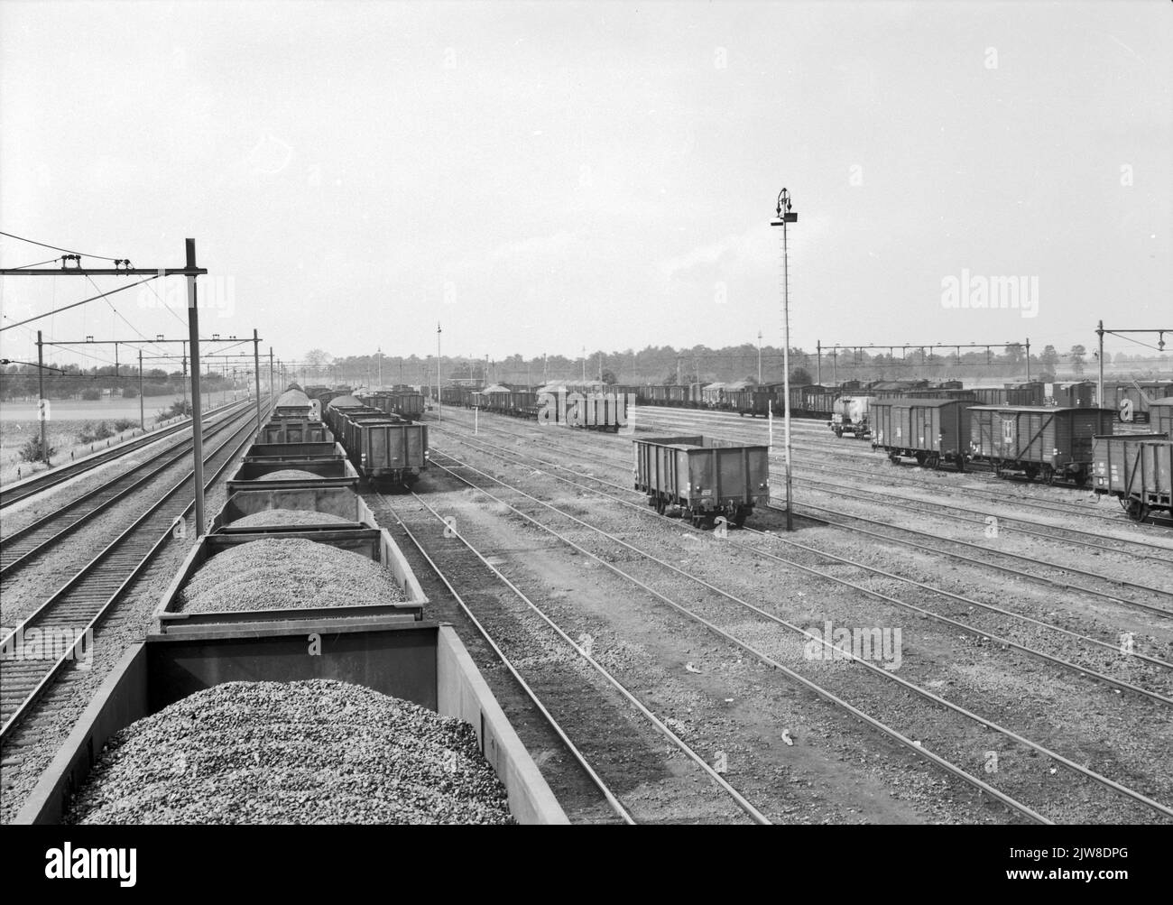 Vista del parco di shunting del N.S. in Susteren con vagoni merci aperti per il trasporto di carbone. Foto Stock