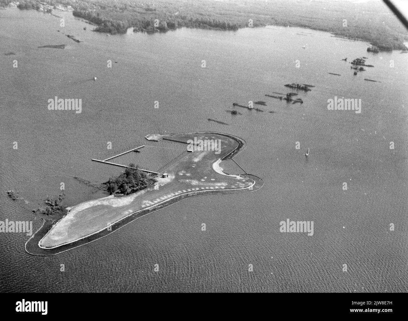 Foto aerea dell'isola artificiale di Markus pos nel 1977 nella Loosdrechtse Plassen, nei pressi di Nieuw-Loosdrecht, da ovest.N.B. Cinque isole artificiali sono state costruite intorno al 1977 per il beneficio degli sport acquatici e anche per proteggere le rive del Legakkers. Foto Stock
