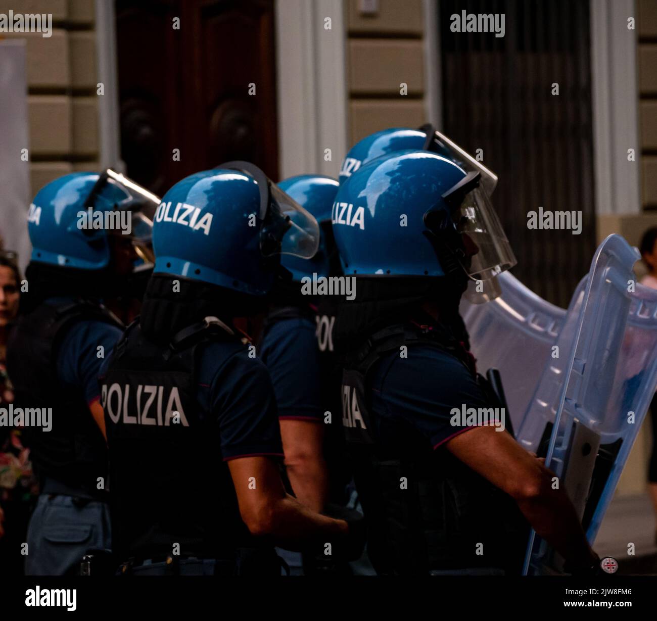 Cagliari, Sardegna, Italia: SET 22 2022: Soldati di polizia italiani con scudi antisommossa a Cagliari si trovano di fronte alla sicurezza Foto Stock