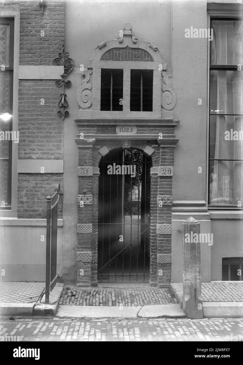 Vista sul cancello d'accesso rinascimentale anno 1623 van het Herenhofje (Herenstraat 29 e 31) a Utrecht, accanto all'edificio Herenstraat 27. Foto Stock