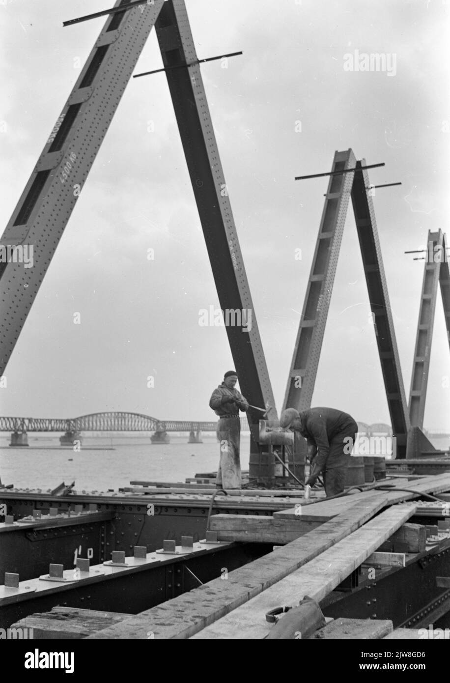 Immagine della costruzione di un nuovo ponte per il ponte ferroviario sulla Diep Hollands vicino Moerdijk. Sullo sfondo il vecchio ponte con le tratte temporanee. Foto Stock
