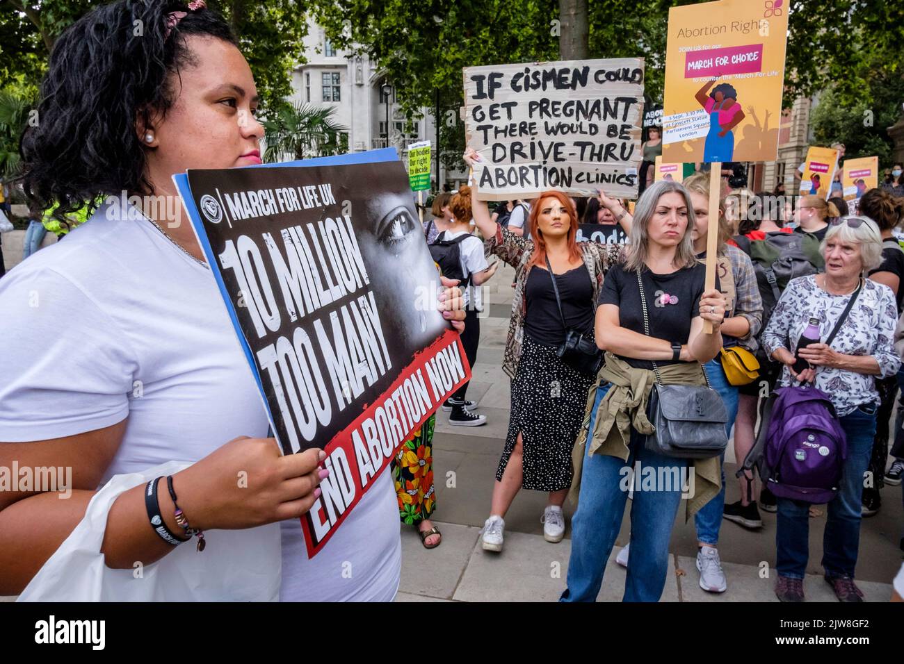 Londra, Regno Unito. 3 settembre 2022. I membri dei gruppi anti-aborto si radunano in Parliament Square, Westminster, a seguito di una "marcia per la vita" annuale nel centro di Londra. I sostenitori dell’aborto a favore della scelta si riuniscono anche per esprimere la loro opposizione al movimento anti-aborto. Nella foto: Gli attivisti anti-aborto e a favore della scelta si confrontano a vicenda in seguito ai raduni che si sono manifestati a Parliament Square, Londra. Foto Stock