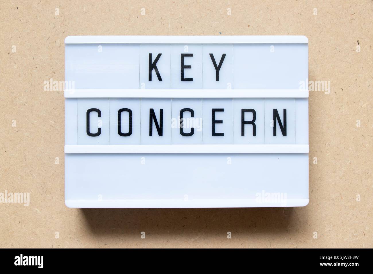 Lightbox con parola chiave preoccupazione su sfondo legno Foto Stock