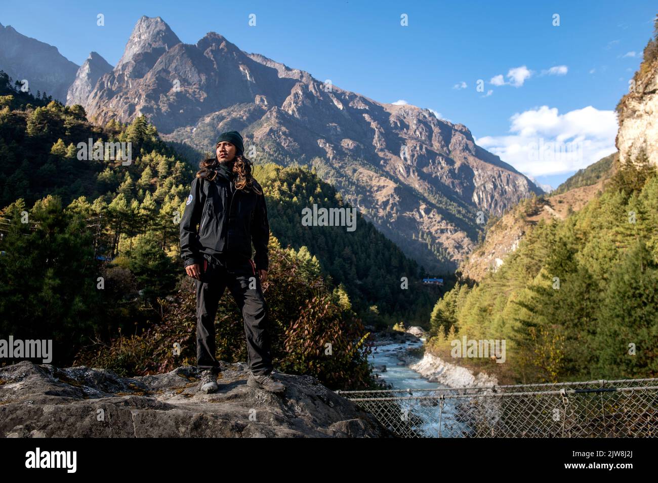 Una guida alpina nepalese che gode del paesaggio nella Valle di Khumbu Foto Stock