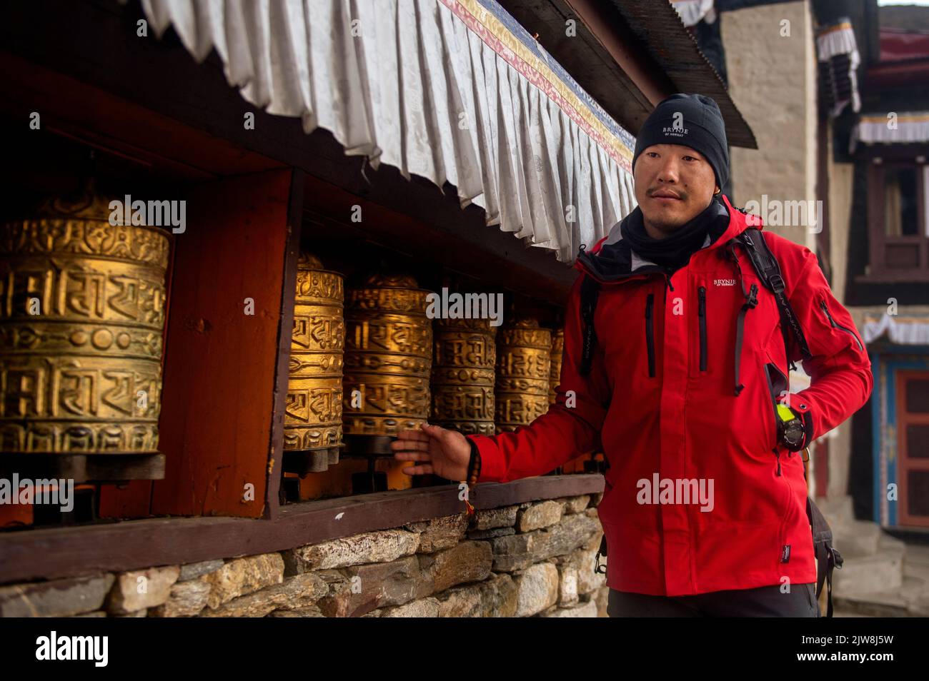 Uno Sherpa che prega prima della salita finale. Foto Stock